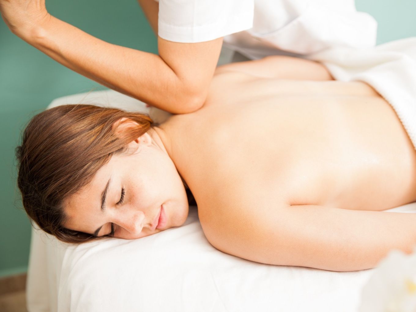 A pregnancy full body massage with oil